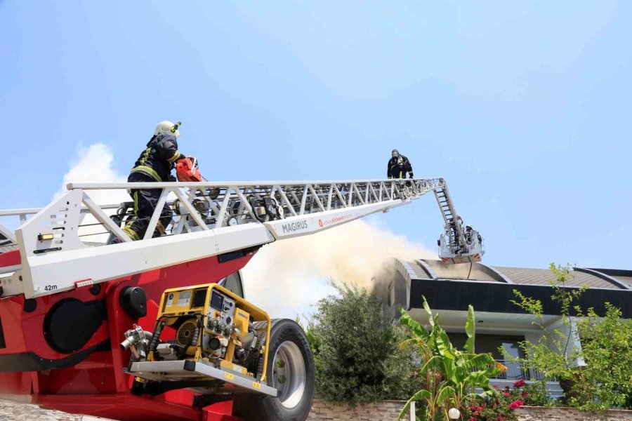 Antalya’da Lüks Tripleks Villa Yangını: Villa Sakinleri Sokağa Döküldü