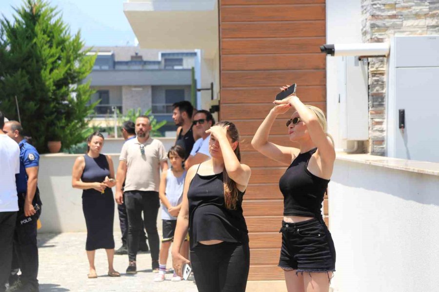 Antalya’da Lüks Tripleks Villa Yangını: Villa Sakinleri Sokağa Döküldü