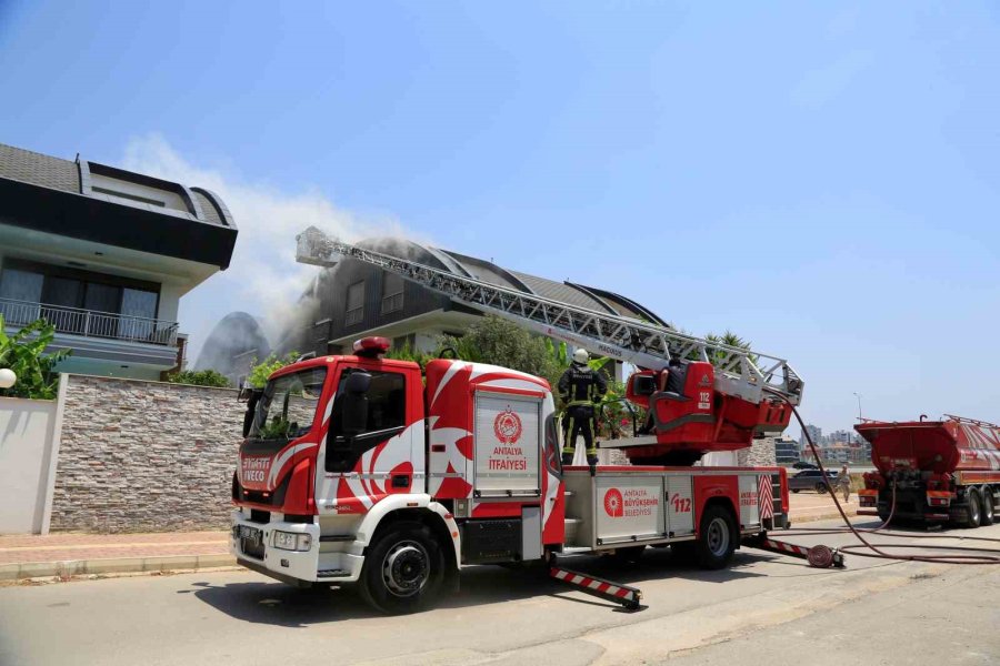 Antalya’da Lüks Tripleks Villa Yangını: Villa Sakinleri Sokağa Döküldü