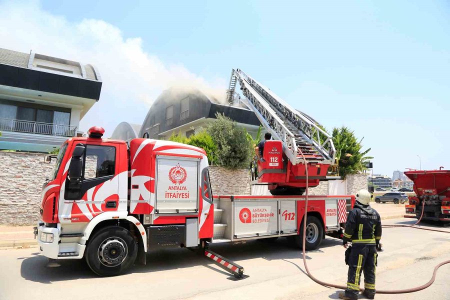 Antalya’da Lüks Tripleks Villa Yangını: Villa Sakinleri Sokağa Döküldü