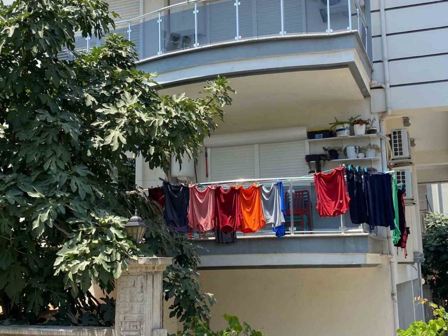 Balkonda Asılı Kadın İç Çamaşırları Çalan Hırsız Apartmanın Başına Dert Oldu