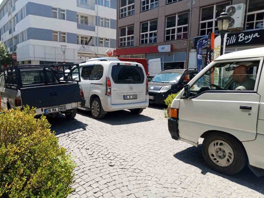 Ara Sokakta Yol Ortasına Bırakılan Araç Trafiği Tıkadı