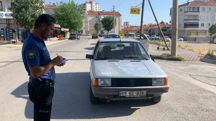 Sollamak İstediği Otomobile Çarparak Savrulan Motosiklet Sürücüsü Yaralandı