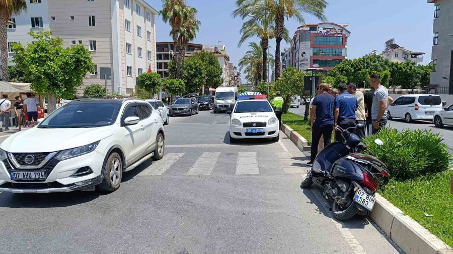 Sağlık Ocağı Önünde Kaza Yaptılar, İlk Müdahale Merkezde Görevli Doktorlardan Geldi