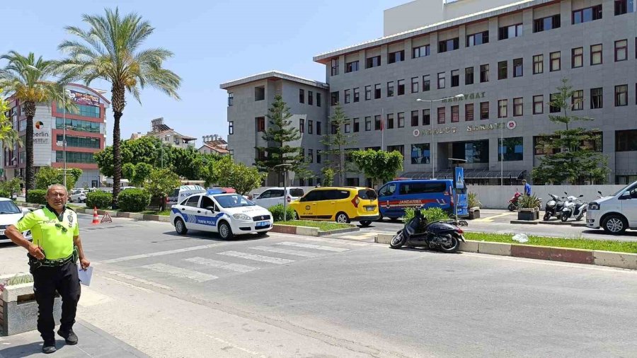 Sağlık Ocağı Önünde Kaza Yaptılar, İlk Müdahale Merkezde Görevli Doktorlardan Geldi