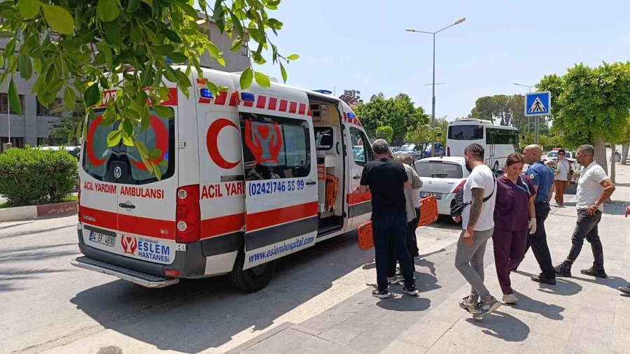 Sağlık Ocağı Önünde Kaza Yaptılar, İlk Müdahale Merkezde Görevli Doktorlardan Geldi