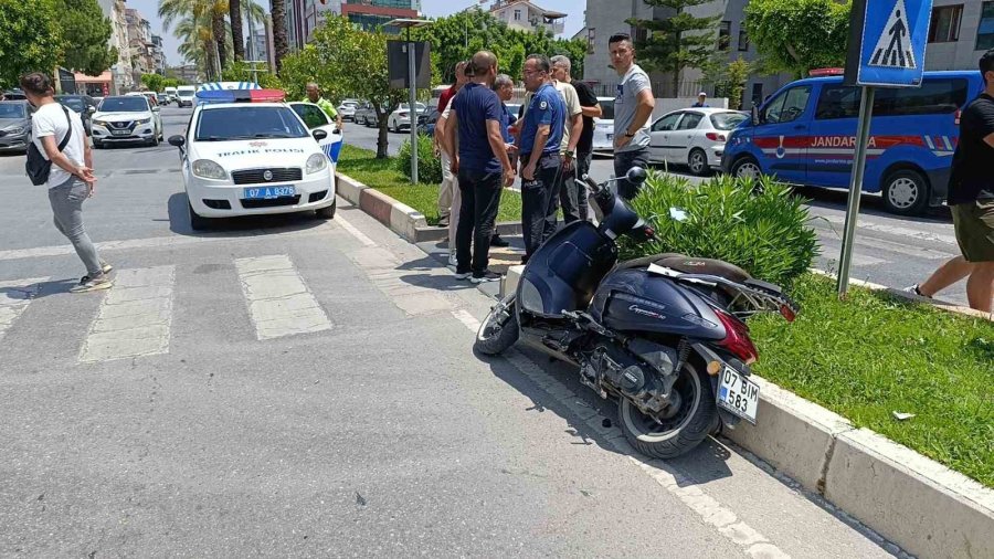 Sağlık Ocağı Önünde Kaza Yaptılar, İlk Müdahale Merkezde Görevli Doktorlardan Geldi