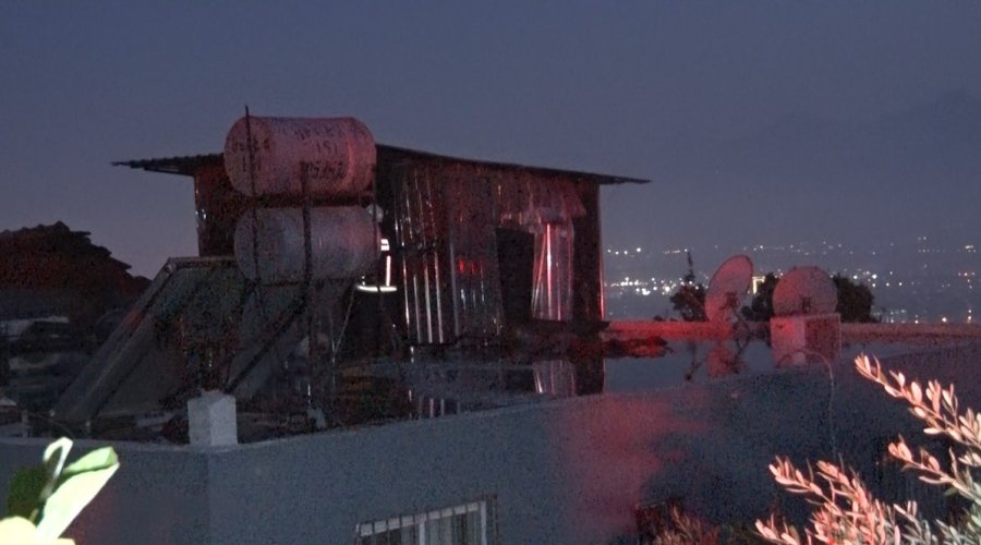 Antalya’da Gecekondunun Çatısındaki Odunluk Yanarak Kül Oldu