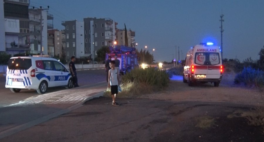 Antalya’da Gecekondunun Çatısındaki Odunluk Yanarak Kül Oldu