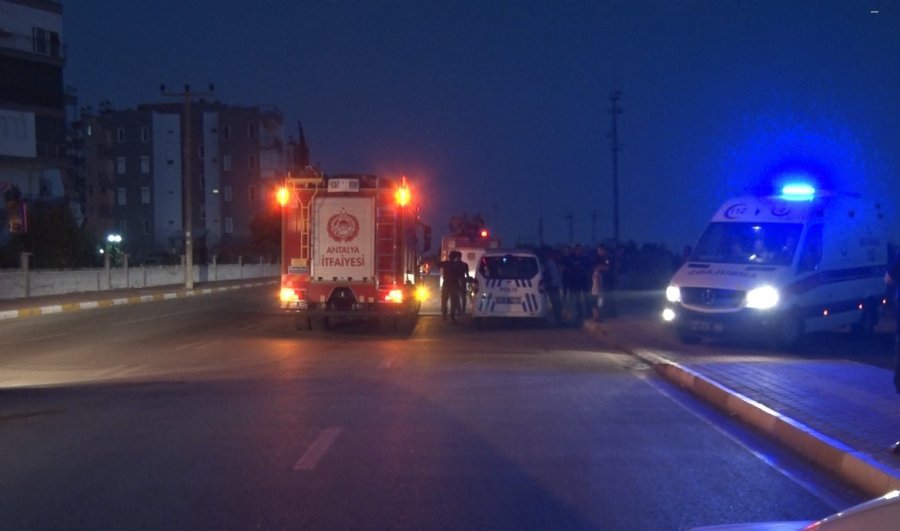 Antalya’da Gecekondunun Çatısındaki Odunluk Yanarak Kül Oldu