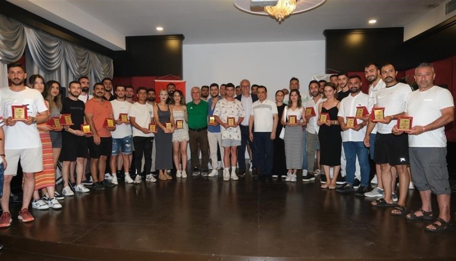 Alanya Hentbol Şenliği’nde Plaketler Taktim Edildi