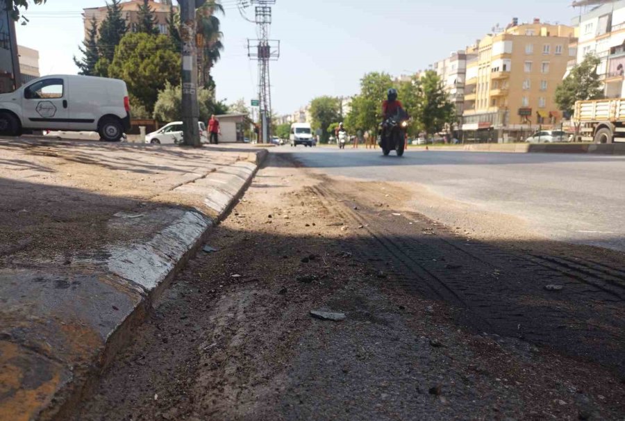 Kontrolden Çıkan Otomobil Kaldırıma Çıkıp Otomobillere Çarptı: 1 Ölü