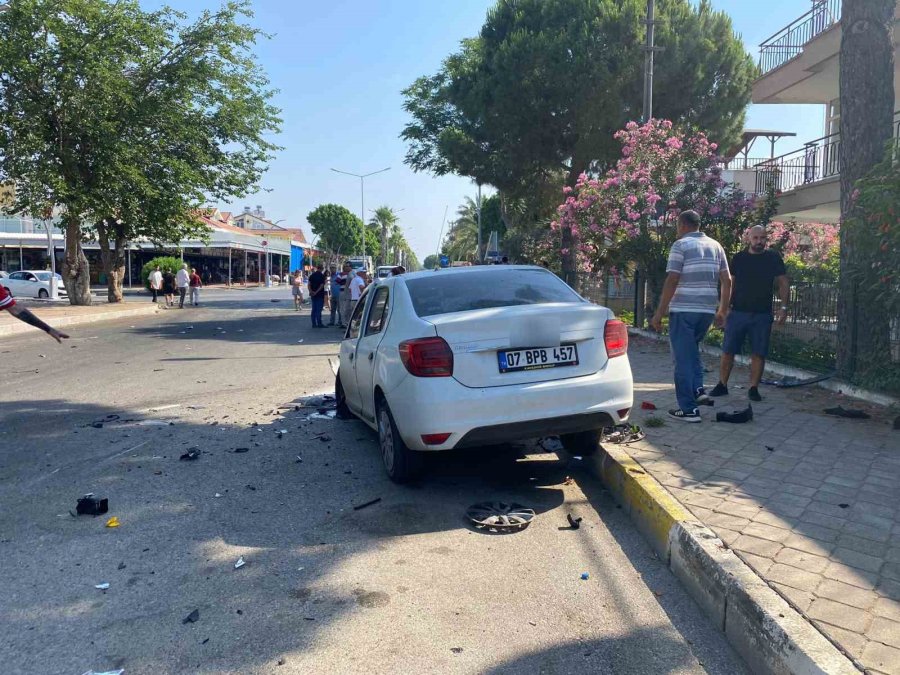 Otomobil Park Halindeki Araçlara Çarptı, Ortalık Savaş Alanına Döndü