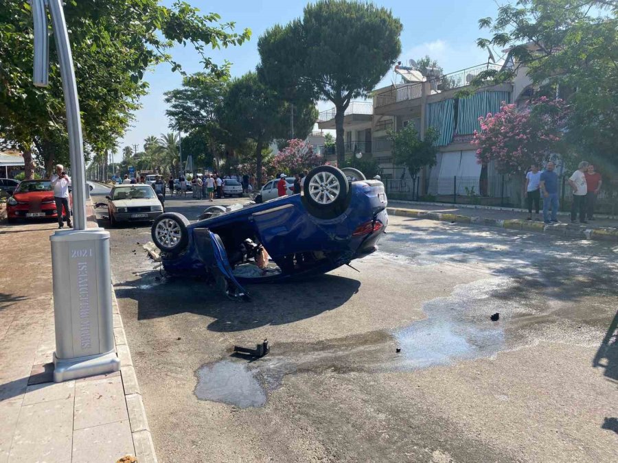 Otomobil Park Halindeki Araçlara Çarptı, Ortalık Savaş Alanına Döndü