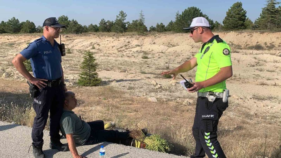 Polis Memuru Ayağı Kırılan Sürücüye Ambulans Gelene Kadar Destek Oldu