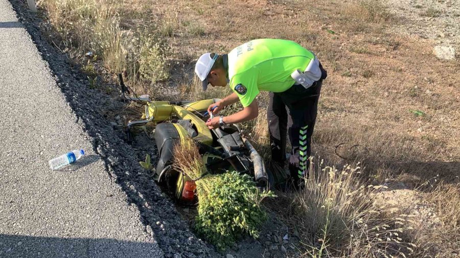 Polis Memuru Ayağı Kırılan Sürücüye Ambulans Gelene Kadar Destek Oldu