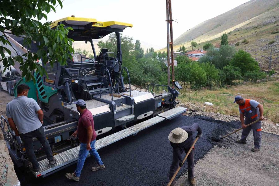 Büyükşehir’den Develi’nin Kırsal Yollarına 900 Tonluk Sıcak Asfalt Çalışması