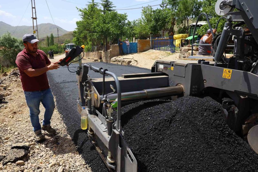 Büyükşehir’den Develi’nin Kırsal Yollarına 900 Tonluk Sıcak Asfalt Çalışması