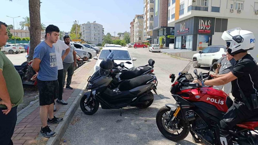 Motosikletlere Çarpıp Kaçan Sürücüyü Peşinden Koşarak Yakaladı