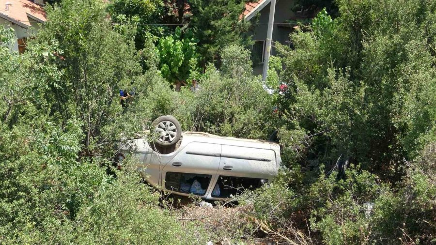 Antalya’da Araç 15 Metrelik Şarampole Devrildi: 2 Yaralı