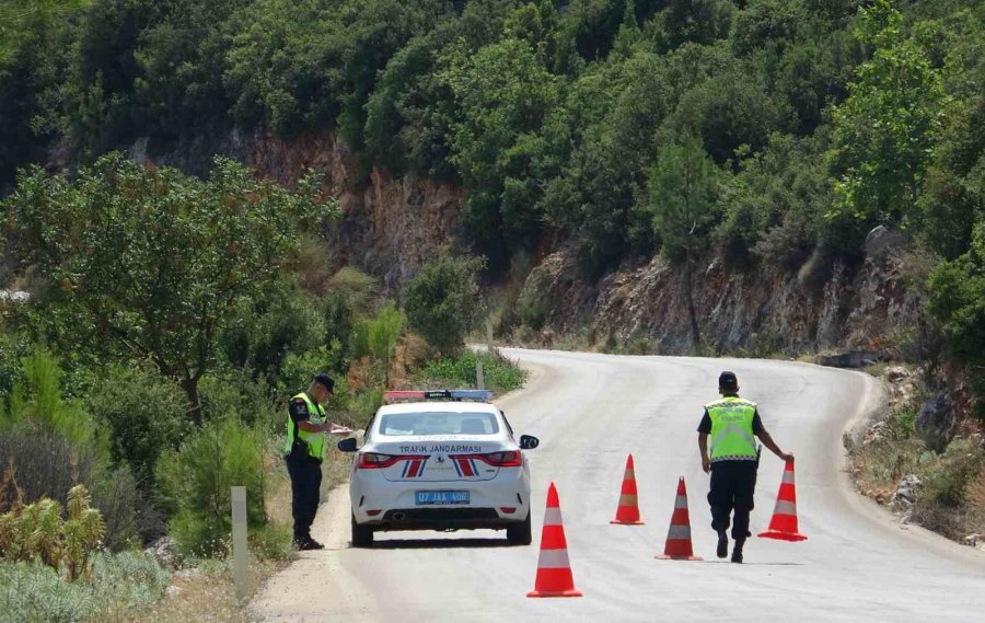 Antalya’da Araç 15 Metrelik Şarampole Devrildi: 2 Yaralı