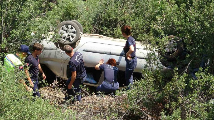 Antalya’da Araç 15 Metrelik Şarampole Devrildi: 2 Yaralı