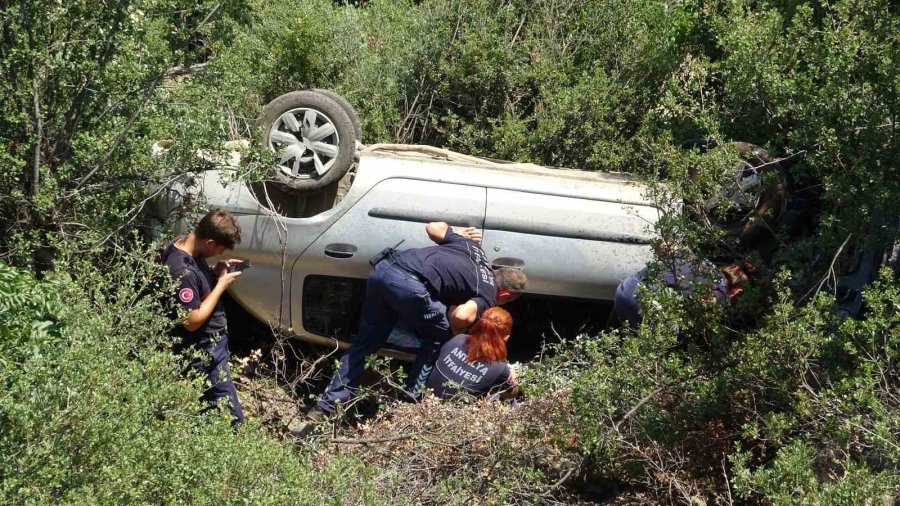 Antalya’da Araç 15 Metrelik Şarampole Devrildi: 2 Yaralı