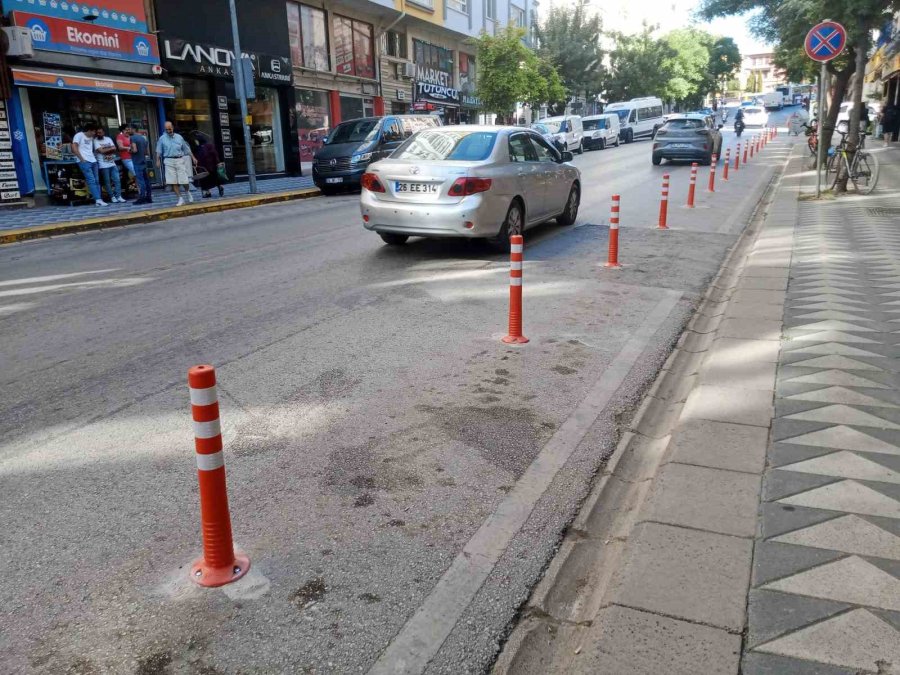 Atatürk Caddesi’ne Konulan Dubalar Tartışma Konusu Oldu