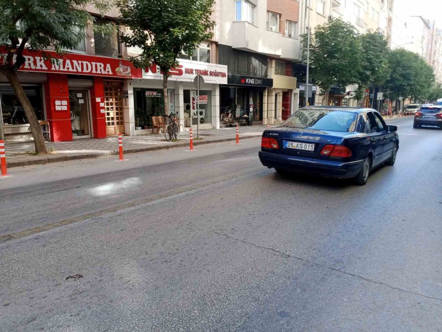 Atatürk Caddesi’ne Konulan Dubalar Tartışma Konusu Oldu