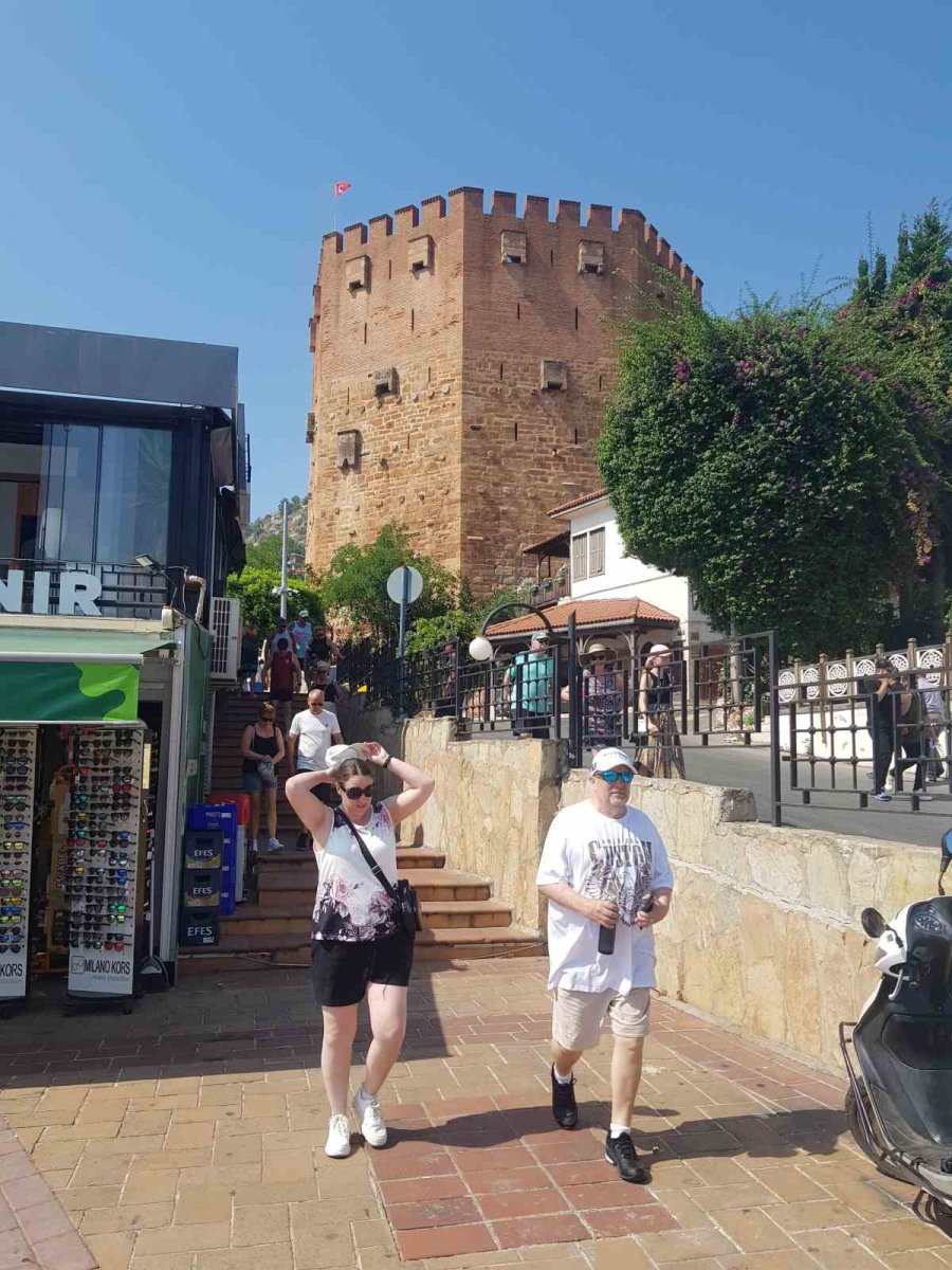 İngilizler ‘marella Discovery’ İle Alanya Limanı’na Demirledi