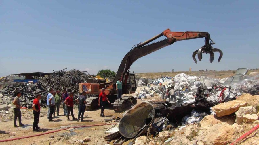 Mersin’de Sanayi Sitesinde Çıkan Yangın Büyümeden Söndürüldü