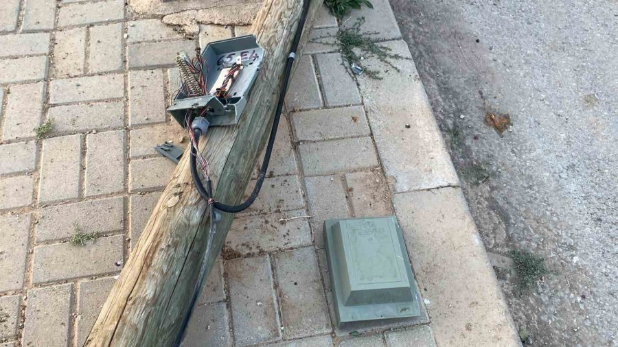Karaman’da Kırılan Telefon Direği Kaldırıma Devrildi