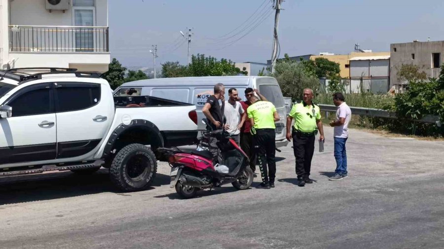 Motosikletle Kamyonete Çarpan 14 Yaşındaki Çocuk Ağır Yaralandı