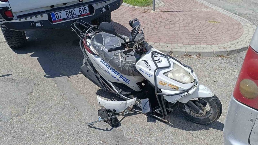 Motosikletle Kamyonete Çarpan 14 Yaşındaki Çocuk Ağır Yaralandı