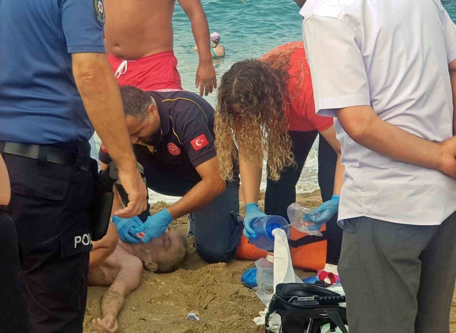 Denizde Boğulma Tehlikesi Geçiren Adam Kalp Masajı Ve Elektro Şokla Hayata Döndürüldü