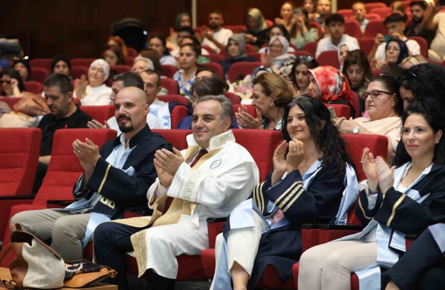 Erü Güzel Sanatlar Fakültesi’nde Mezuniyet Sevinci