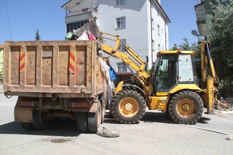 “çöp Ev” İhbarı Üzerine Gidilen Apartmanın Bahçesinden 5 Kamyon Ve 3 Traktör Dolusu Çöp Çıkarıldı