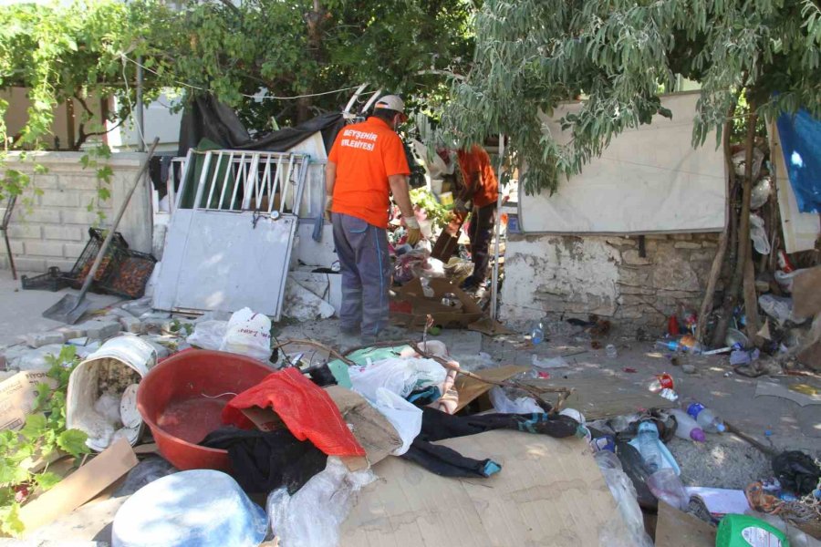 “çöp Ev” İhbarı Üzerine Gidilen Apartmanın Bahçesinden 5 Kamyon Ve 3 Traktör Dolusu Çöp Çıkarıldı