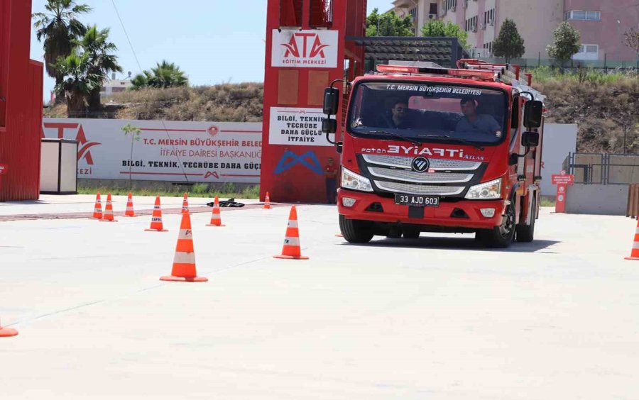 Mersin’de Şoförler İleri Sürüş Teknikleri Eğitiminden Geçiriliyor