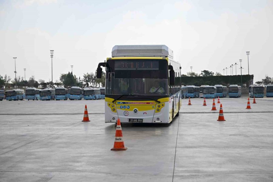 Mersin’de Şoförler İleri Sürüş Teknikleri Eğitiminden Geçiriliyor