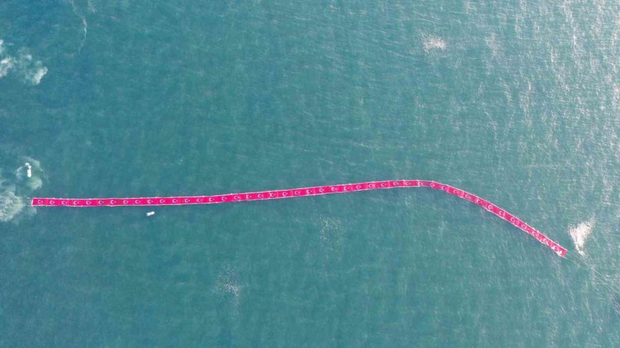 Deniz Yüzeyinde 1 Kilometre Uzunluğunda Türk Bayrağı Açıldı