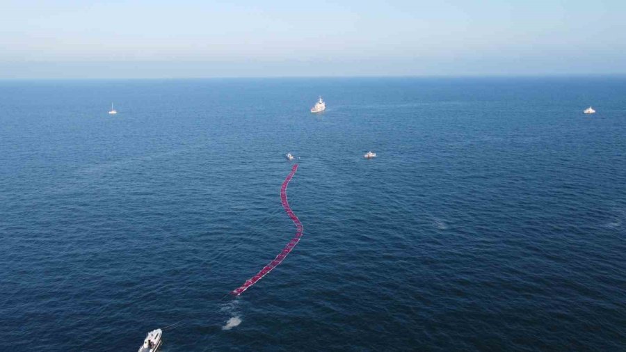 Deniz Yüzeyinde 1 Kilometre Uzunluğunda Türk Bayrağı Açıldı