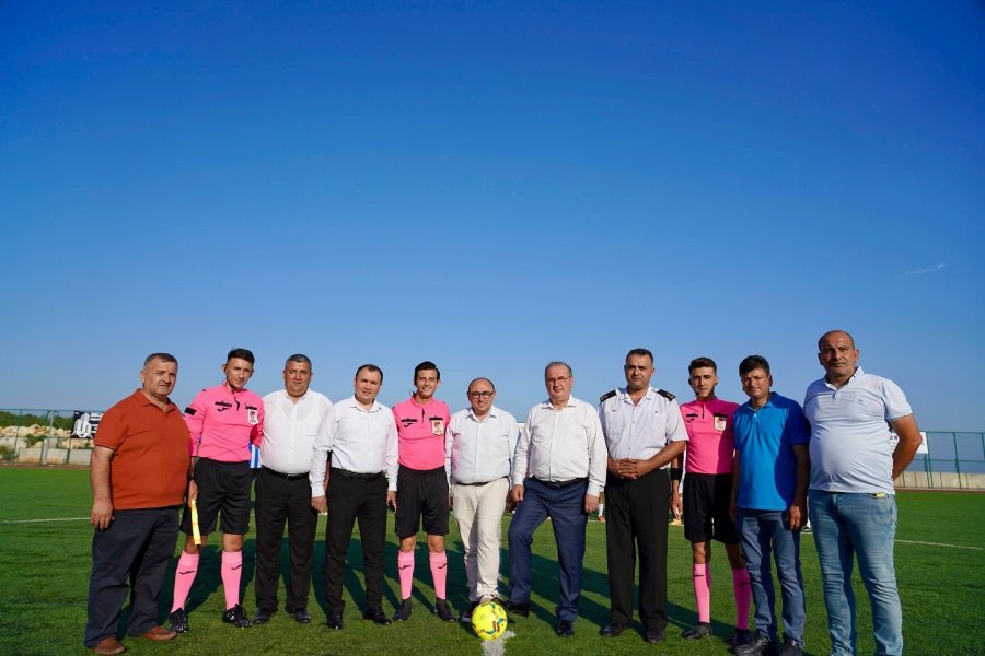 Erkekler Sahada, Futbolsever Kadınlar Tribünde