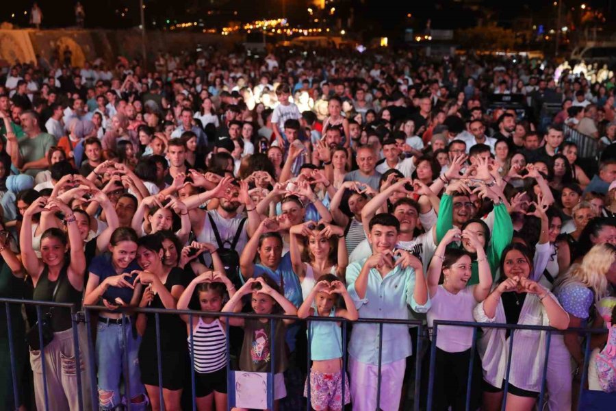 Likya Kaş Kültür Ve Sanat Festivali’nde Melek Mosso Rüzgarı Esti