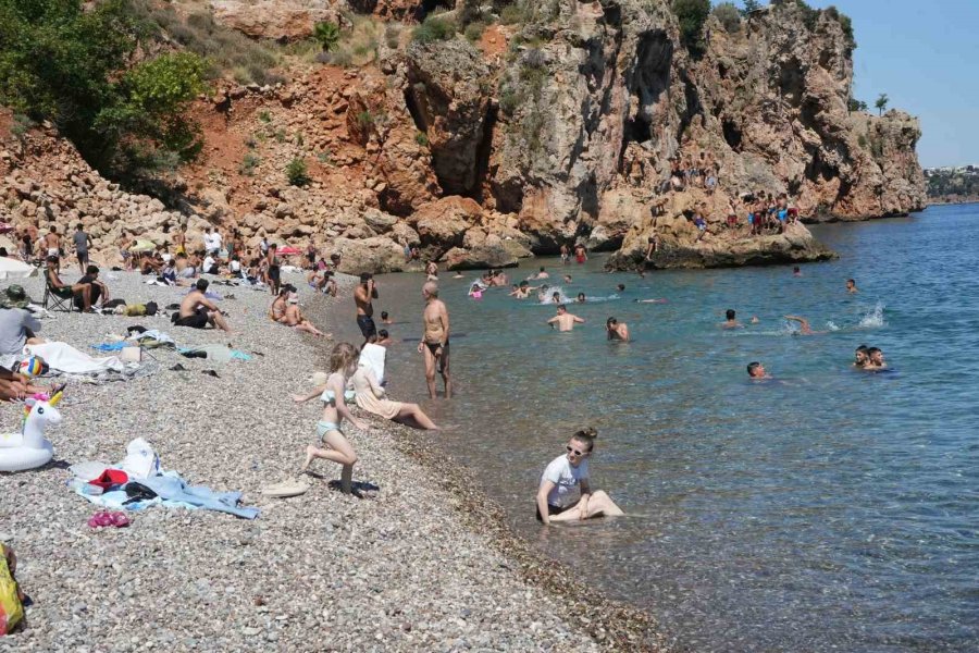 Araç Termometreleri 48 Dereceyi Gösterdi, Antalya Denize Döküldü
