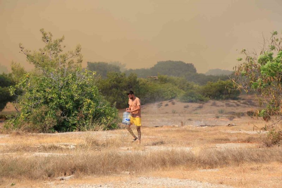 Antalya’daki Yangın Havalimanına Yakın Olması Sebebiyle Havadan Müdahale Kontrollü Olarak Yapılıyor