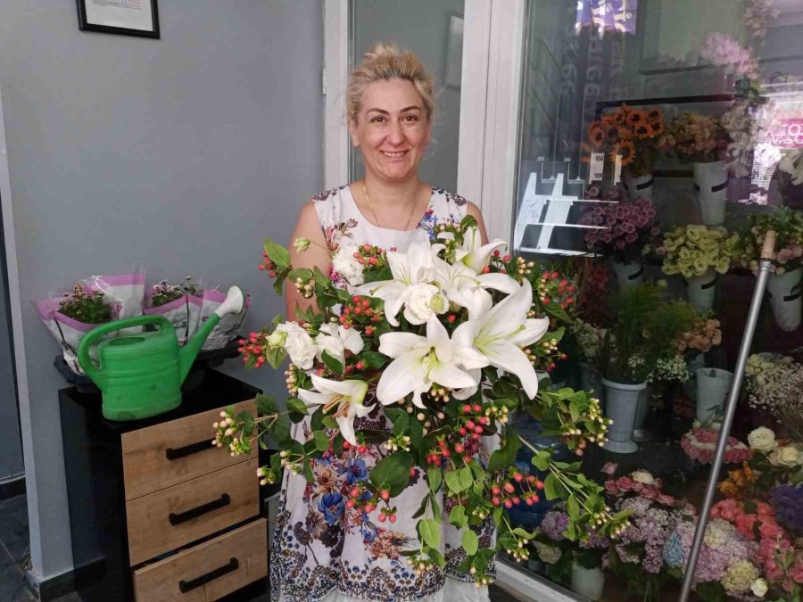 Düğün Sezonunun Açılmasıyla Çiçekçilerin ’gelin Arabası’ Yoğunluğu Başladı