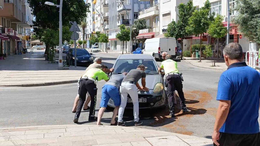 Kavşaktaki Kaza Ucuz Atlatıldı, Şiddetli Çarpışmada Yaralanan Olmadı