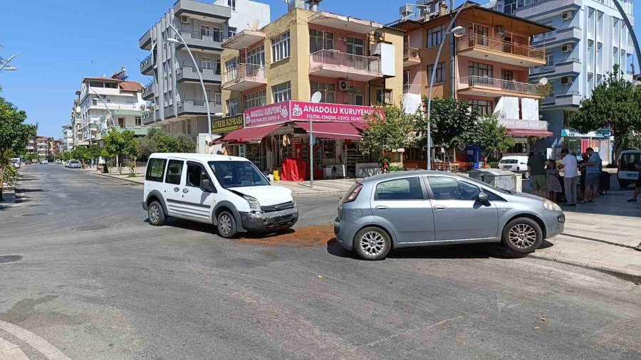 Kavşaktaki Kaza Ucuz Atlatıldı, Şiddetli Çarpışmada Yaralanan Olmadı