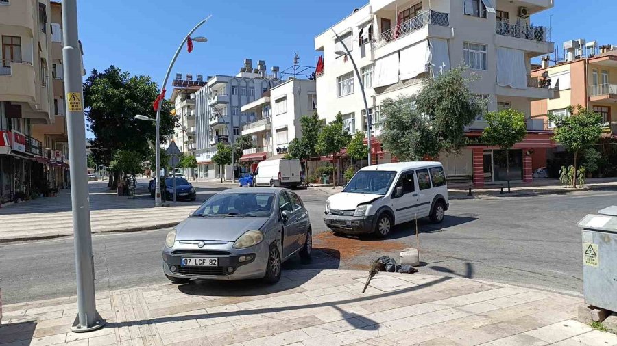 Kavşaktaki Kaza Ucuz Atlatıldı, Şiddetli Çarpışmada Yaralanan Olmadı